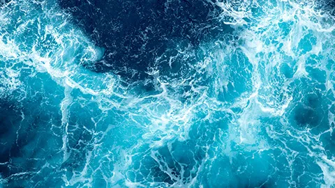 Une vue aérienne sur les remous d’un cours d’eau.