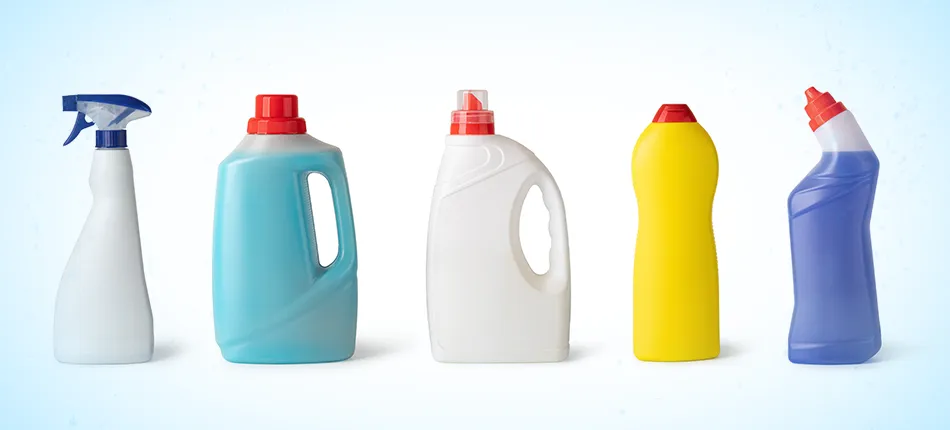 Alignement de cinq bouteilles de plastique de produits nettoyants.