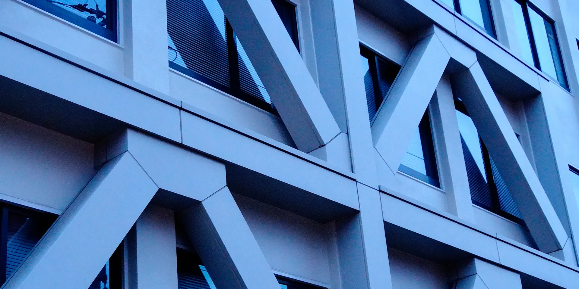 Des cadres en acier renforçant un bâtiment en cas de séisme.