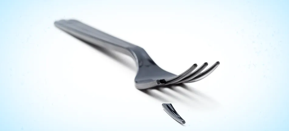 Une fourchette dont une dent est tombée.