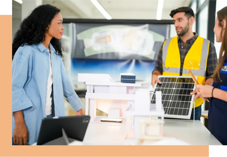 Une réceptionniste discutant avec deux adultes. Un homme porte un gilet jaune et présente un livre ouvert dont les pages exposent des rangées de carrés noirs.