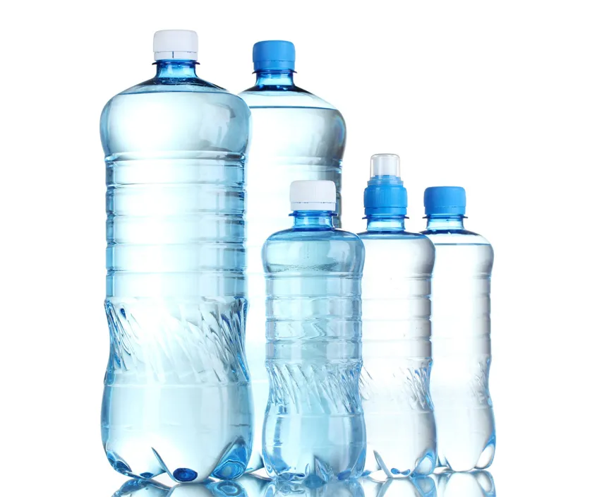 Cinq bouteilles d’eau; deux grandes, trois petites.