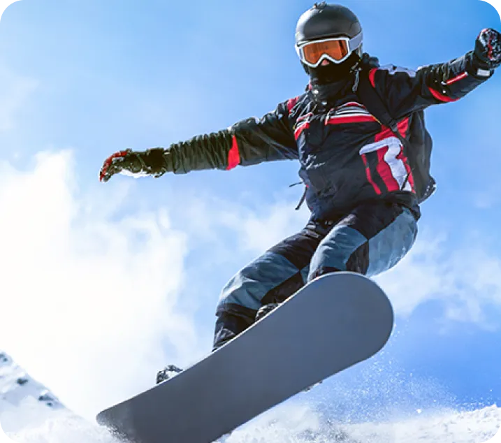 Une personne faisant de la planche à neige sous un ciel bleu.