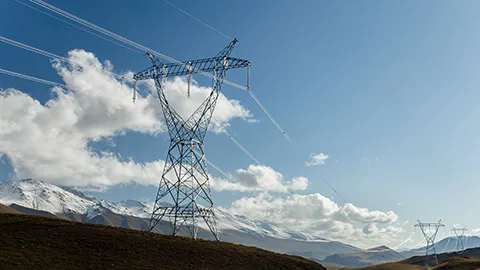 Des lignes à haute tension alignées dans un lieu désertique.