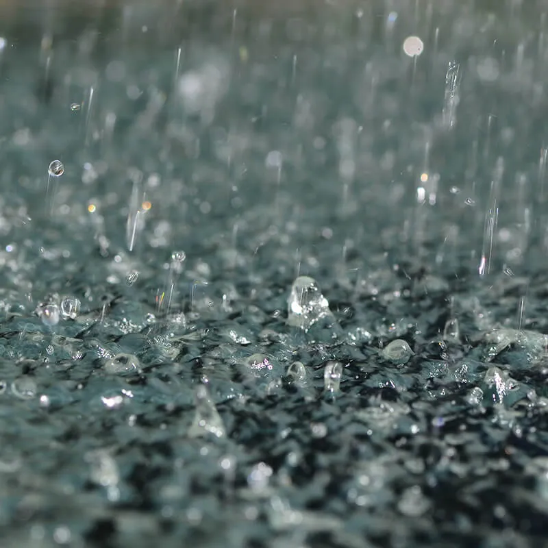 Des grêlons s’abattant sur le sol.