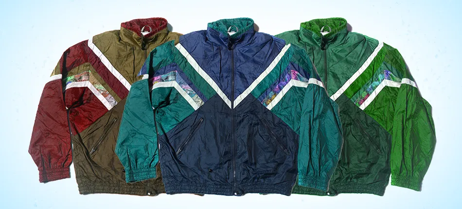 Trois manteaux de ski semblables : un rouge et brun, un bleu et vert, et un vert.