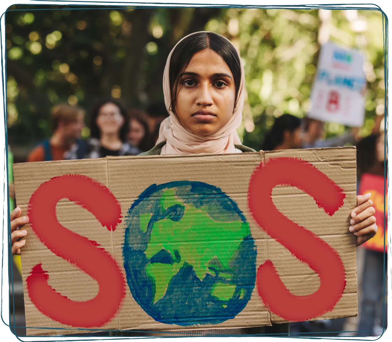 Une fille coiffée d’un hijab tenant une pancarte marquée S.O.S. Le O est formé d’une planète Terre.