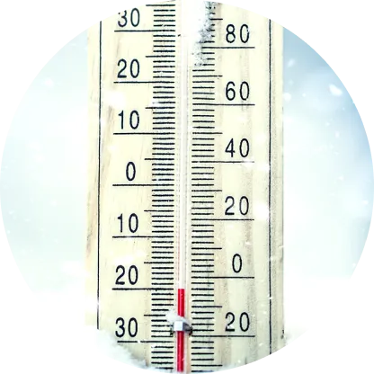 Un thermomètre au mercure saupoudré de neige indiquant moins 20 degrés Celsius ou moins 4 degrés Fahrenheit.