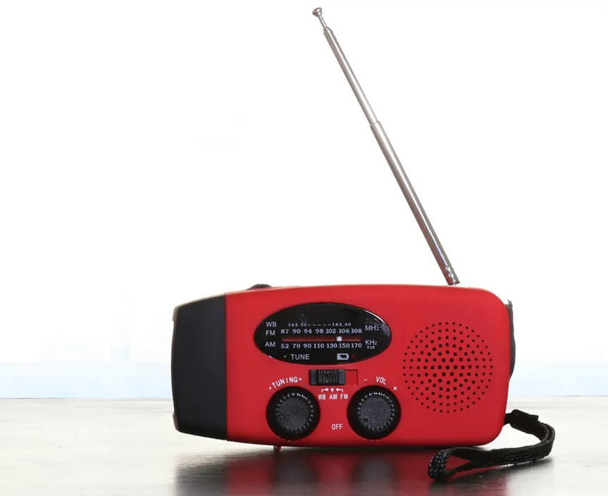 Une petite radio portative à antenne télescopique.