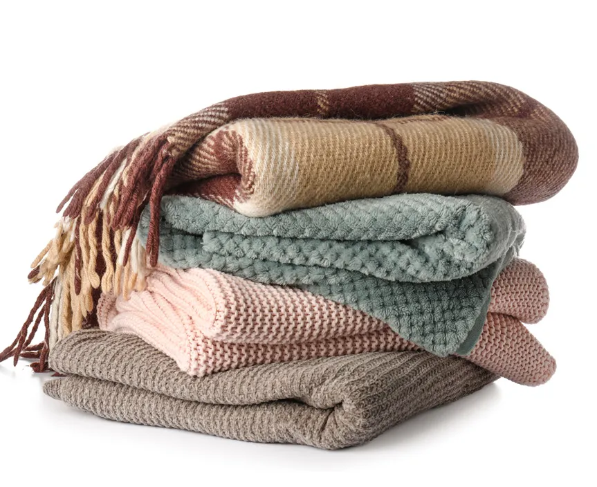 Une pile de jetés et de châles.