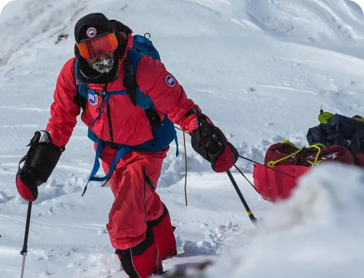 Ray Zahab, chaudement habillé, tirant un traîneau rempli de bagages.