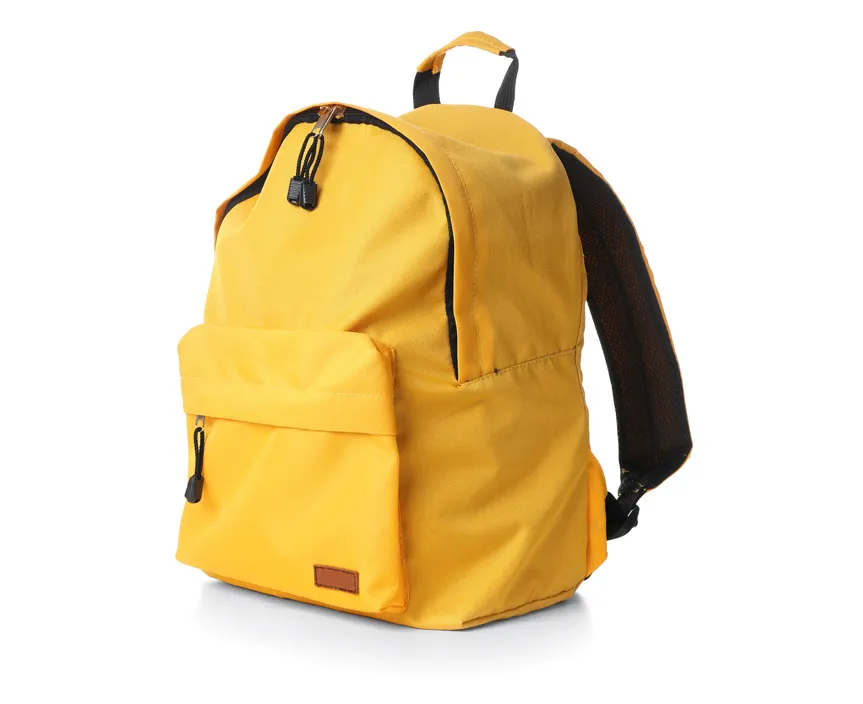 Un sac à dos jaune.