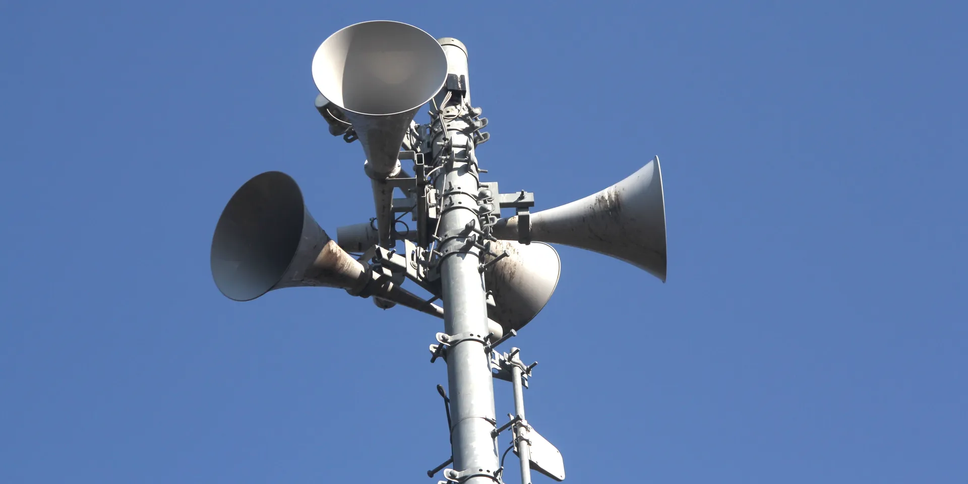 Un système d’alerte constitué de quatre énormes haut-parleurs pointant dans quatre différentes directions.